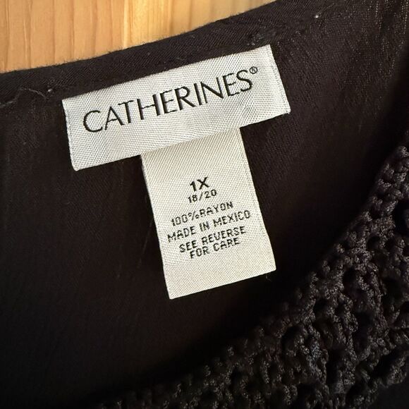 Catherines 1X Pretty Black Loose Fitting Lightweight Top Fringe & Crocheted Neck - Picture 4 of 11